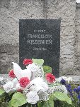 St. strz. (strz.) Franciszek Krzemie� upami�tniony na jednej z tablic nagrobnych mogi�y zbiorowej na cmentarzu parafii rzymskokatolickiej pw. �w. Wojciecha w M�kolicach. Stan z dn. 02. 05. 2015 r. (fot. B�a�ej Kucharski).