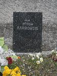 Ppor. Stefan Karbowski upami�tniony na jednej z tablic nagrobnych mogi�y zbiorowej na cmentarzu parafii rzymskokatolickiej pw. �w. Wojciecha w M�kolicach. Stan z dn. 02. 05. 2015 r. (fot. B�a�ej Kucharski).