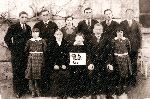 Wiktor Nowak (trzeci z prawej w tylnym rz�dzie) podczas uroczysto�ci rodzinnych z okazji 25-lecia �lubu rodzic�w, 1936 r. (fot. ze zb. rodzinnych).