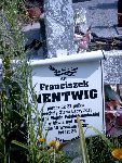 Ppor. Franciszek Nentwig upami�tniony na tablicy epitafijnej w rodzinnym obej�ciu grobowym na cm. parafialnym w Oporowie. Stan z dn. 20. VII. 2007 r. (fot. W. Rapsiewicz).