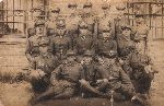 Jan Greniuk (kl�czy pierwszy z prawej) jako �o�nierz Wojska Polskiego (fot. ze zb. rodzinnych).