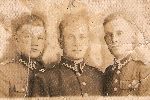 W�adys�aw Kapu�ci�ski (z prawej) wraz ze swoim najlepszym przyjacielem Antonim Gutkowskim (w �rodku) i nieznanym �o�nierzem podczas odbywania s�u�by wojskowej (fot. ze zb. rodzinnych).