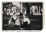 W�adys�aw Nawrocki wraz z �on� Konstancj� i c�rk� Genowef�, przed 1939 r. (fot. ze zb. rodzinnych).