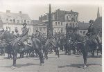 Ppor. Edward Lankamer w czasie s�u�by w 4 Pu�ku Artylerii Lekkiej w Inowroc�awiu, Inowroc�aw, Rynek, 1939 r. (fot. ze zb. rodzinnych).