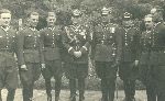 Ppor. Henryk Karasiewicz (drugi z prawej) w towarzystwie gen. bryg. W�odzimierza Maxymowicz-Raczy�skiego (czwarty z lewej), pp�k. Franciszka Sudo�a (czwarty z prawej) i por. Jana Wi�niewskiego (trzeci z prawej) oraz ppor. Zbigniewa Maksymiliana Czerniaka (pierwszy z lewej), ppor. Franciszka Walewskiego (drugi z lewej), ppor. Jana Przedlackiego (trzeci z lewej) i ppor. Mieczys�awa Nejmana (pierwszy z prawej) w trakcie XII Promocji Szko�y Podchor��ych Piechoty w Komorowie k. Ostrowi Mazowieckiej, 1935 r. (fot. ze zb. Mariana Ropejki).