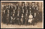 Stanis�aw Kanarek (w drugim rz�dzie od g�ry, na r�kach trzyma syna Mieczys�awa) w�r�d cz�onk�w Zwi�zku Rezerwist�w i Zwi�zku Strzeleckiego w Szarleju (fot. ze zb. rodzinnych).