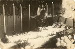 Por. Stefan D�bek w marcu 1935 r. nad zmar�� narzeczon� Mart� Zdziebkowsk� (fot. ze zb. rodzinnych Teresy Krzy�anowskiej).