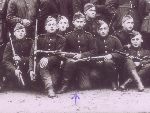 Strz. Alojzy Ro�ek (oznaczony strza�k�) - kadr z fotografii zbiorowej 4 kompanii 69 pu�ku piechoty (archiwum rodzinne).