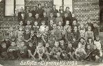 Franciszek Ostrowski z �on� Eryk� w�r�d uczni�w szko�y powszechnej w Ciemnikach w 1938 r. (fot. ze zbior�w W�adys�awy Urba�skiej otrzymana za po�rednictwem Zbigniewa D�browskiego).