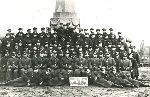 Kpt. J�zef Rodze� (siedzi czwarty z lewej w pierwszym rz�dzie) w�r�d kadry oficerskiej i absolwent�w szko�y podoficerskiej 14 pu�ku piechoty we W�oc�awku, m.in. (siedz�cych w pierwszym rz�dzie) p�k. Miko�aja Bo�tucia (czwarty z prawej), p�k. Franciszka Sudo�a (pi�ty z lewej), pp�k. W�adys�awa Dzi�bka (trzeci z prawej), mjr. Jana �obzy (drugi z prawej) i ppor. Mieczys�awa Nejmana (drugi z lewej), 10 marca 1939 r. (fot. ze zb. Mariana Ropejki).