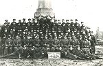 Mjr Jan �obza (siedzi drugi z prawej w pierwszym rz�dzie) w�r�d kadry oficerskiej i absolwent�w szko�y podoficerskiej 14 pu�ku piechoty we W�oc�awku, m.in. (siedz�cych w pierwszym rz�dzie) p�k. Miko�aja Bo�tucia (czwarty z prawej), p�k. Franciszka Sudo�a (pi�ty z lewej), pp�k. W�adys�awa Dzi�bka (trzeci z prawej), kpt. J�zefa Rodzenia (czwarty z lewej) i ppor. Mieczys�awa Nejmana (drugi z lewej), 10 marca 1939 r. (fot. ze zb. Mariana Ropejki).