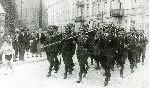 Ppor. Marian Bartosi�ski (w pierwszym rz�dzie, pierwszy z prawej) jako dow�dca pocztu sztandarowego 14 pu�ku piechoty w towarzystwie m.in. chor. Stanis�awa Kopfa (w pierwszym rz�dzie, drugi z prawej) podczas defilady z okazji �wi�ta 3 Maja we W�oc�awku, 1935 r. (fot. ze zb. Mariana Ropejki).