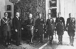Kpt. J�zef Rodze� w�r�d cz�onk�w delegacji 14 pu�ku piechoty wr�czaj�cych 16 pa�dziernika 1934 r. na Zamku Kr�lewskim w Warszawie odznak� pu�kow� prezydentowi RP Ignacemu Mo�cickiemu (fot. ze zb. Andrzeja Rodzenia).