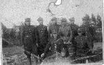 Stefan Murawka (kl�cz�cy z lewej) jako �o�nierz 12 Dywizji Piechoty "ludowego" Wojska Polskiego, 1945 r. (fot. ze zb. rodzinnych).