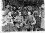 Strz. Edmund Napiera�a (trzeci z prawej) w trakcie odbywania zasadniczej s�u�by wojskowej w 58 pu�ku piechoty, 1939 r. (fot. ze zb. rodzinnych).