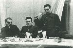 Ppor. Henryk Karasiewicz (z lewej) w towarzystwie por. Czes�awa Roleckiego i ppor. Wiktora Grotowskiego w kasynie oficerskim 14 pu�ku piechoty we W�oc�awku, 1938 r. (fot. ze zb. Mariana Ropejki).