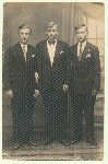 Wac�aw Dom�a� (z lewej) ze znajomymi przed 1939 r. (fot. ze zb. rodzinnnych).