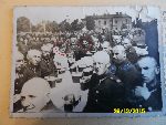 Sier�. J�zef Gruszewicz wraz z �on� W�adys�aw� w trakcie �wi�ta 18 pu�ku piechoty w Skierniewicach, przed 1939 r. (fot. ze zb. rodzinnych).