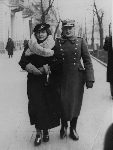 Kpt. Boles�aw Wodecki z �on� Jadwig�, Warszawa, 1935 r. (fot. ze zb. rodzinnych).