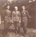 Ppor. Leon Senatorski (z prawej) w�r�d oficer�w 29 pu�ku Strzelc�w Kaniowskich w Kaliszu, m.in. kpt. Boles�awa Wodeckiego (po�rodku), lata 30. XX w. (fot. z albumu Boles�awa Wodeckiego w zb. rodzinnych Wojciecha Millera).