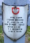 Jan Dymny upami�tniony na imiennej tabliczce epitafijnej na jednej z mogi� zbiorowych kwatery wojennej na cmentarzu parafialnym w Rybnie. Stan z dn. 2 czerwca 2005 r. (fot. Marcin Prengowski).