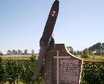 Mogi�a lotnik�w. Cmentarz Parafii Rzymskokatolickiej pw. �w. Andrzeja Aposto�a w Woli Pierowej. Stan z dn. 04.09.2009r. (fot. U.G. Nowe Ostrowy / http://noweostrowy.pl)