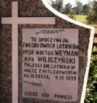 Imienna tablica epitafijna poleg�ych lotnik�w na Cmentarzu Parafii Rzymskokatolickiej pw. �w. Andrzeja Aposto�a w Woli Pierowej. Stan z dn. 04.09.2009r. (fot. U.G. Nowe Ostrowy / http://noweostrowy.pl)
