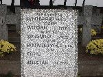 Narcyz Wrzesi�ski upami�tniony na zbiorczej imiennej tablicy epitafijnej na jednej z mogi� zbiorowych kwatery wojennej na cmentarzu parafialnym w �ychlinie, Al. Rac�awickie (fot. Tomasz Fija�kowski).