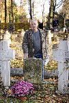 Lech Musia� przy mogile poleg�ego wuja, Stanis�awa Musia�a, zlokalizowanej na Cmentarzu Wojskowym w Warszawie, 31 pa�dziernika 2015 r. (fot. udost�pni�: Lech Musia�).