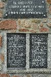 Edmund Hy�y upami�tniony na jednej z czterech zbiorczych imiennych tablic pami�tkowych pomnika w Jeziorach Wielkich po�wi�conego ofiarom II wojny �wiatowej z terenu Gminy Jeziora Wielkie. Stan z dn. 23. 06. 2013 r.