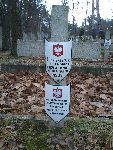 W�adys�aw Kostka upami�tniony na imiennej tablicy epitafijnej na jednej z mogi� zbiorowych cmentarza wojennego w Laskach. Stan z dn. 04. 12. 2011 r. (fot. Marcin Prengowski).