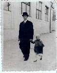Jest to zdj�cie mojego Dziadka i Mamy Przy Targach Pozna�skich (fot. ze zb. rodzinnych).