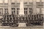 Antoni Burkiewicz (oznaczony czerwon� kropk�) w�r�d �o�nierzy kompanii szkolnej ckm 61 pu�ku piechoty w Bydgoszczy w 1938 r. (fot. ze zb. rodzinnych).