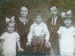 Ko�cian, ok. 1939 r. Jan ��czny w towarzystwie �ony Stanis�awy i dzieci (stoj�cych od lewej: Aliny, Stefana i Janiny) na kr�tko przed ich opuszczeniem i wyruszeniem na wojn� (fot. ze zb. rodzinnych).