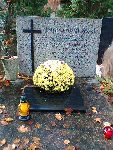 Warszawa, Cmentarz Pow�zkowski (Stare Pow�zki), gr�b rodzinny - miejsce spoczynku Eugeniusza Iwanowskiego (fot. Krzysztof Go�dzik).