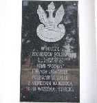 Tablica pami�tkowa informuj�ca o poleg�ych, umieszczona w wydzielonej kwaterze wojennej �o�nierzy Wojska Polskiego na cmentarzu parafii rzymskokatolickiej pw. �w. Jakuba Aposto�a w Zdunach, pow. �owicki. - Dodana do pami�tek jako uzupe�nienie biogram�w WSZYSTKICH poleg�ych �o�nierzy na terenie gminy Zduny.(fot. Micha� Borkowski)