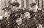 Robert Hempel (siedzi drugi z prawej) w�r�d s�uchaczy Dywizyjnego Kursu Podchor��ych Rezerwy 25 DP przy 29 Pu�ku Strzelc�w Kaniowskich w Szczypiornie k. Kalisza (fot. ze zb. rodzinnych Romualda Olejnika).