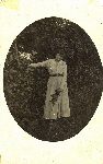 Kamila Semenec, przysz�a �ona Jana Romana Zwarycza, oko�o 1919 r. w okolicach maj�tku rodziny prof. Karoliny Lanckoro�skiej w Rozdole (fot. ze zb. rodzinnych).
