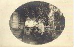 Jan Zwarycz (z prawej) w towarzystwie Kamili Semenec, swej przysz�ej �ony (druga z lewej), oraz Kamilli Niemiec i Ludwika de Laveaux (fot. ze zb. rodzinnych).