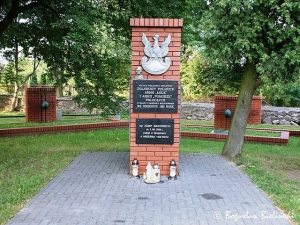 Brzeziny, ul. Ko�ciuszki, mogi�a zbiorowa (fot. Bogus�aw Bieli�ski)