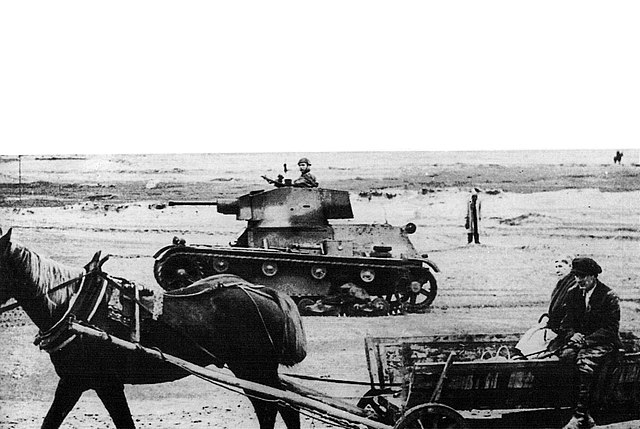 Uchod�cy wojenni i polski czo�g lekki 7TP w trakcie kampanii wrze�niowej 1939 r. (�r�d�o: Wikimedia Commons).