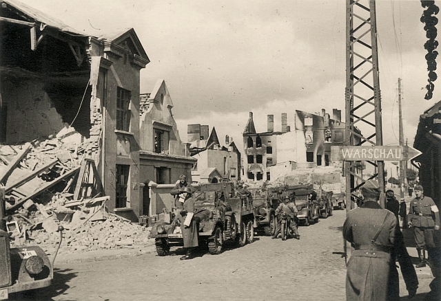 �o�nierze niemieccy w Sochaczewie zniszczonym w trakcie walk nad Bzur� we wrze�niu 1939 r. (fot. ze zb. Andrzeja Kornackiego).