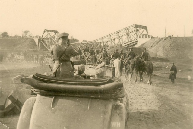 �o�nierze niemieccy przy mo�cie w Sochaczewie, zniszczonym w trakcie walk nad Bzur� we wrze�niu 1939 r. (fot. ze zb. Andrzeja Kornackiego).