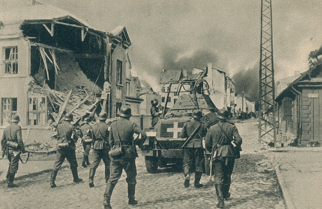 �o�nierze niemieccy wkraczaj� do Sochaczewa we wrze�niu 1939 r. (fot. ze zb. Andrzeja Kornackiego).