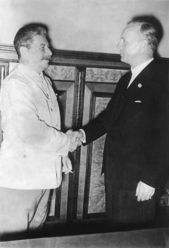 J�zef Stalin i Joachim von Ribbentrop, Moskwa, 25 sierpnia 1939 (�r�d�o: Wikimedia Commons).
