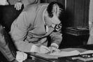 Adolf Hitler podpisuje uk�ad monachijski w dniu 30 wrze�nia 1939 r. (�r�d�o: Wikimedia Commons).