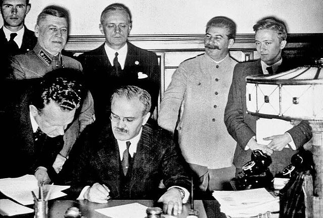 Podpisanie paktu Ribbentrop-Mo�otow (�r�d�o: Wikimedia Commons).