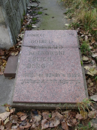 Tablica na cmentarzu �ydowskim w Sochaczewie po�wi�cona 5 cywilnym ofiarom ataku bombowego we wrze�niu 1939 r. (fot. T. Karolak).