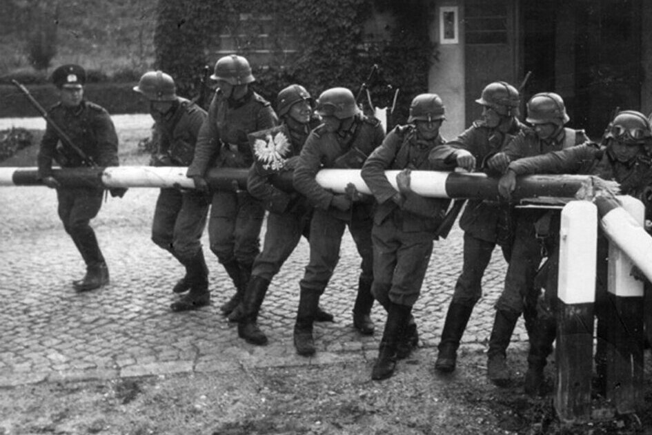 Niszczenie przez Policj� Wolnego Miasta Gda�ska polskiej bariery granicznej (niemiecka propagandowa fotografia pozowana, �r�d�o: Wikimedia Commons).
