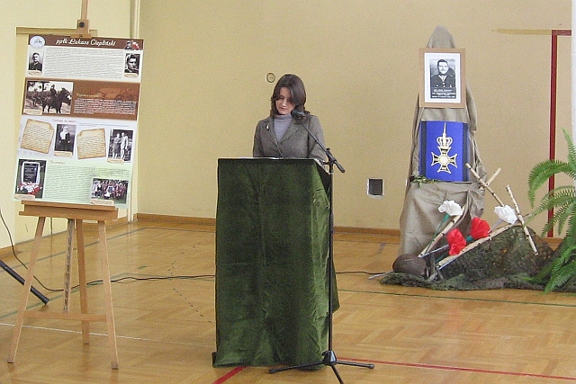 El�bieta Jakimek-Zapart (IPN Krak�w) wyg�asza prelekcj� o �o�nierzach wykl�tych w Szkole Podstawowej w M�odzieszynie (fot. T. Karolak).